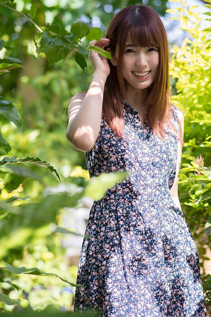 穿长裙日本美女波多野结衣艺术生活照图片