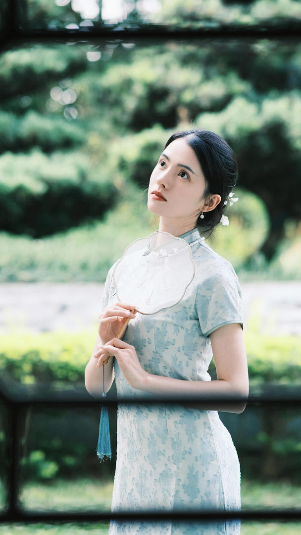 温柔气质古典旗袍美女壁纸大图