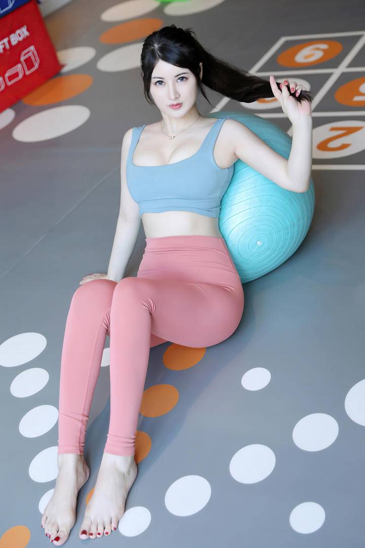 紧身裤美女做瑜伽图片