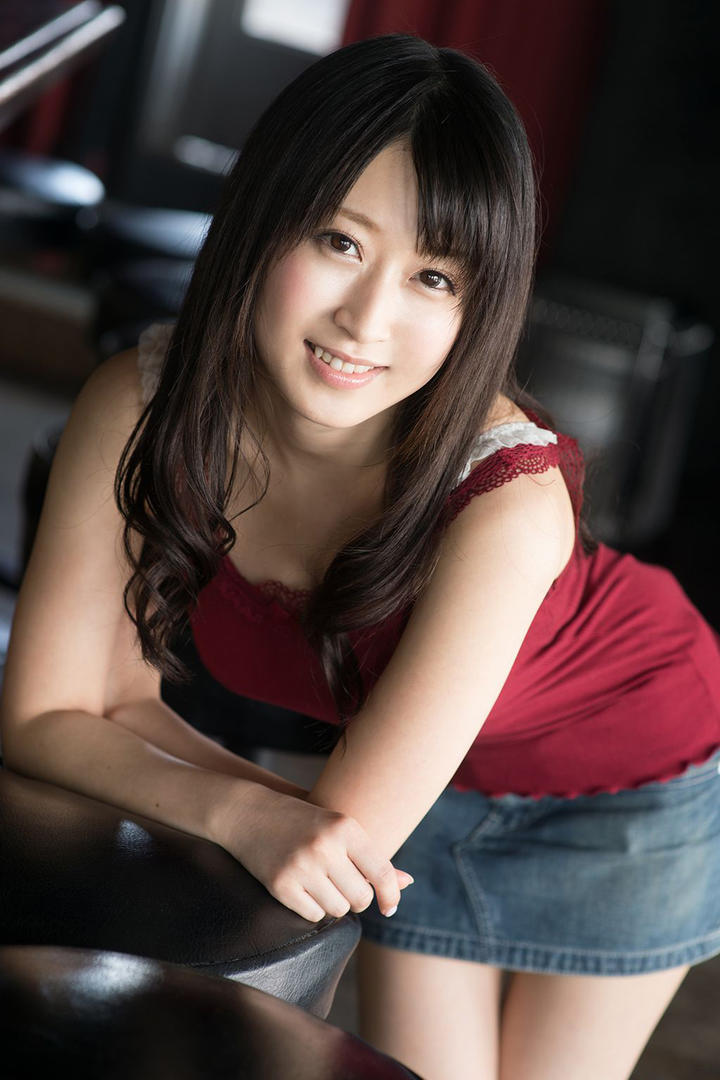 趴在桌子上的日本高清美女图片