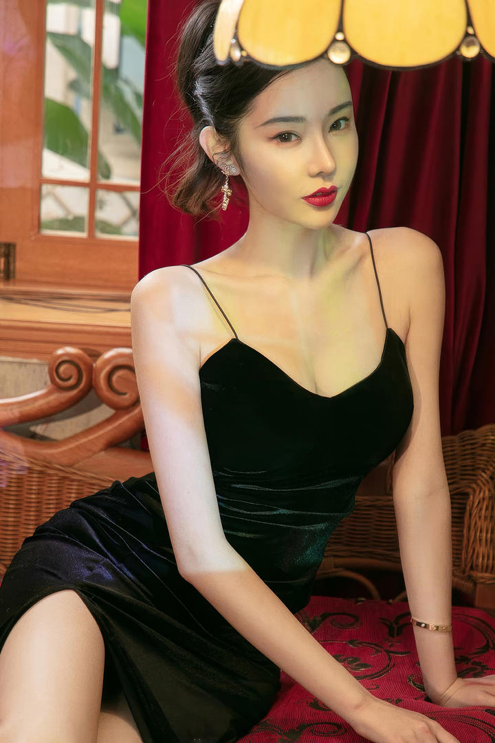 性感红唇吊带美女嫩模亚洲高清套图