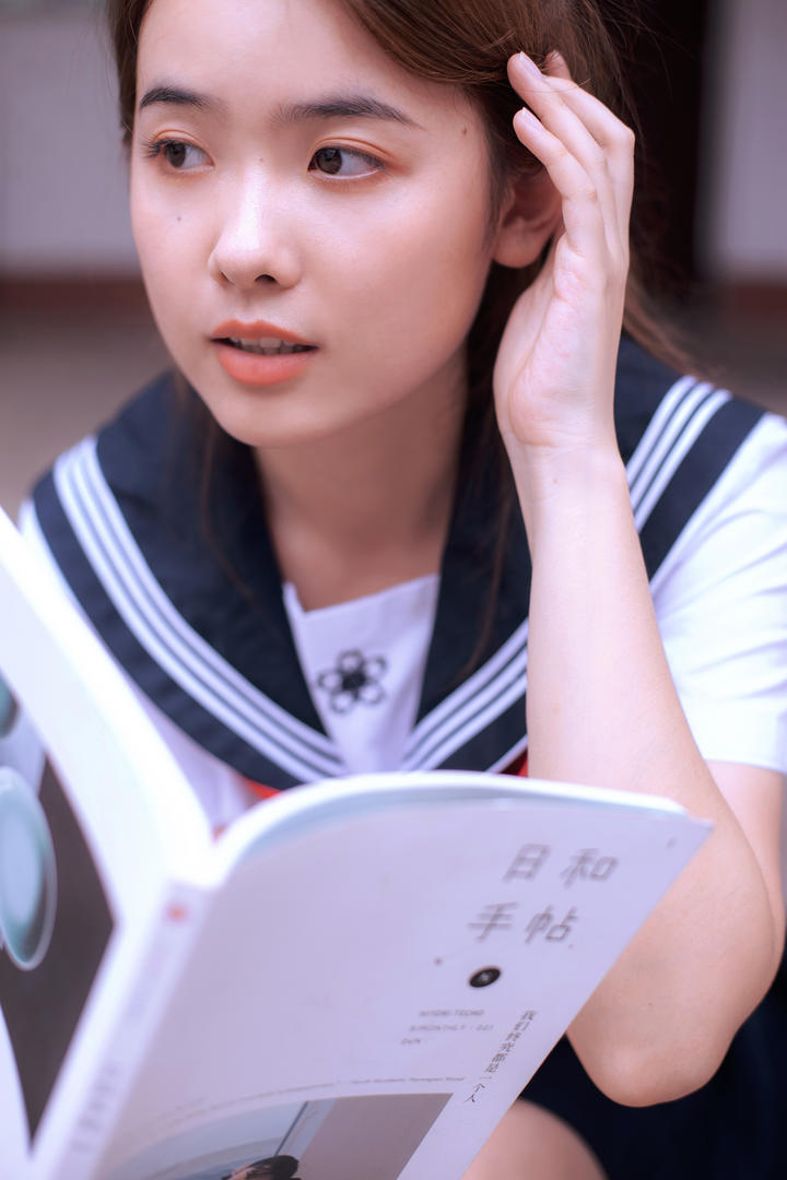 看书的唯美清纯qq头像女生黄子卿图片