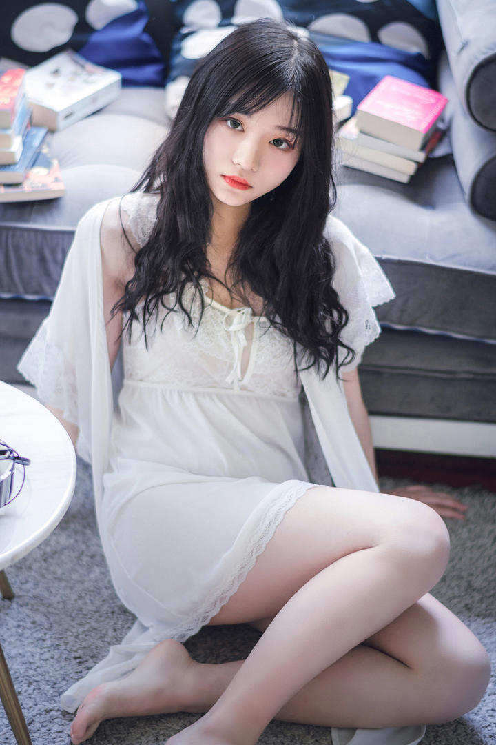 坐在地毯上的清纯美女图片