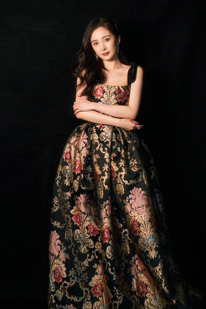 穿着华丽长裙的美女明星杨幂图片