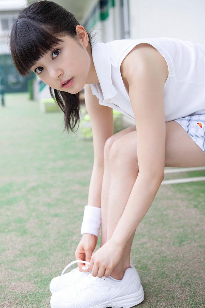 系鞋带的日本清纯漂亮美女唯美写真图片