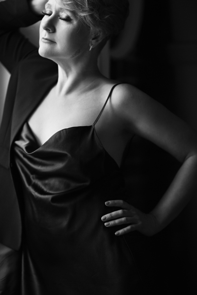 性感黑色吊带睡衣美女图片