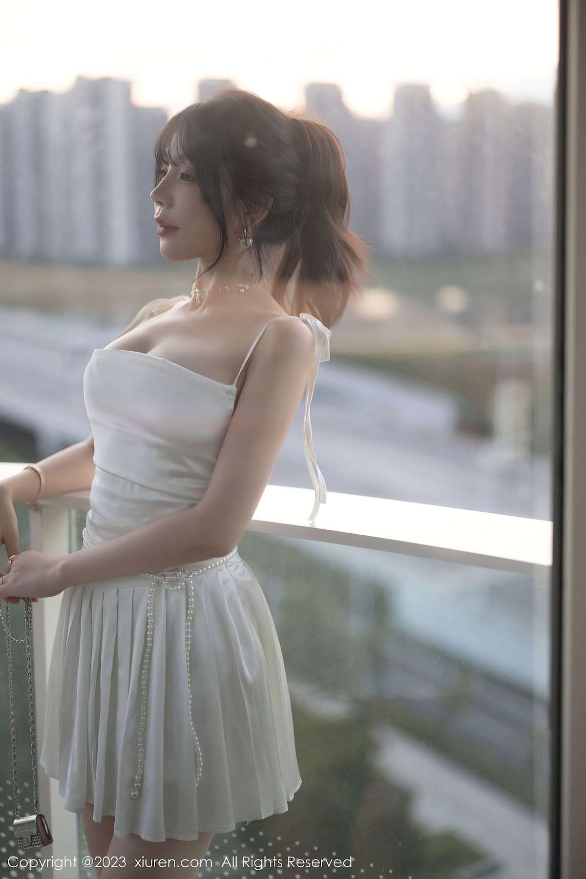 秀人网女神徐莉芝Booty白色礼裙搭配原色丝袜性感写真