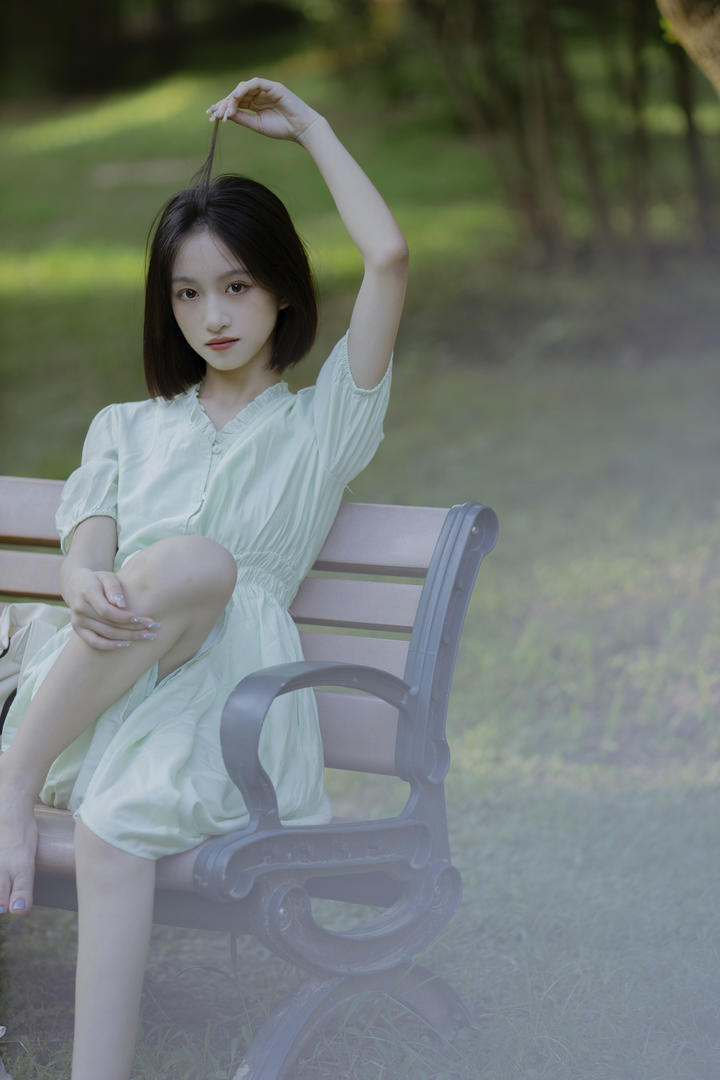 公园长椅上的清纯女孩高清唯美女生头像大全