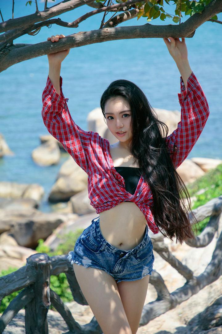 抓着树枝的高清美女图片