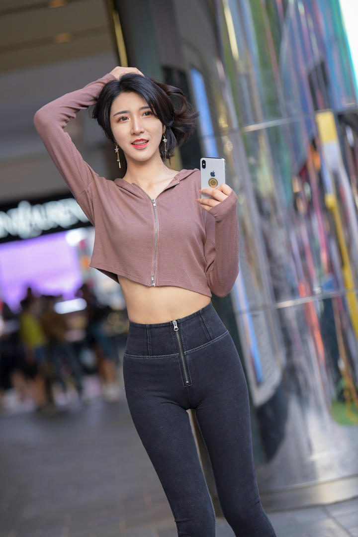 街拍穿紧身裤的大长腿美女高清图片大全