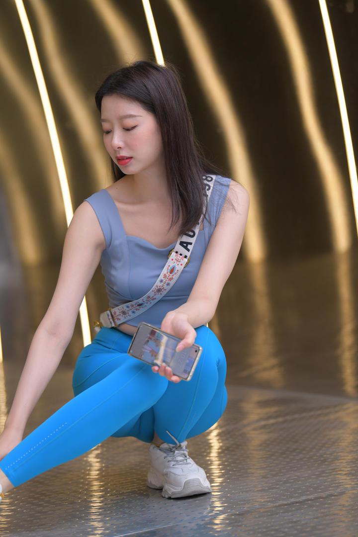 蹲在地上的性感瑜伽裤美女高清气质美女壁纸大全