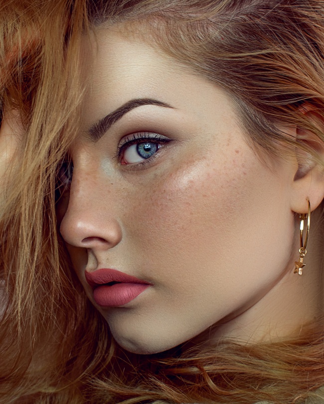 欧美红唇雀斑美女图片