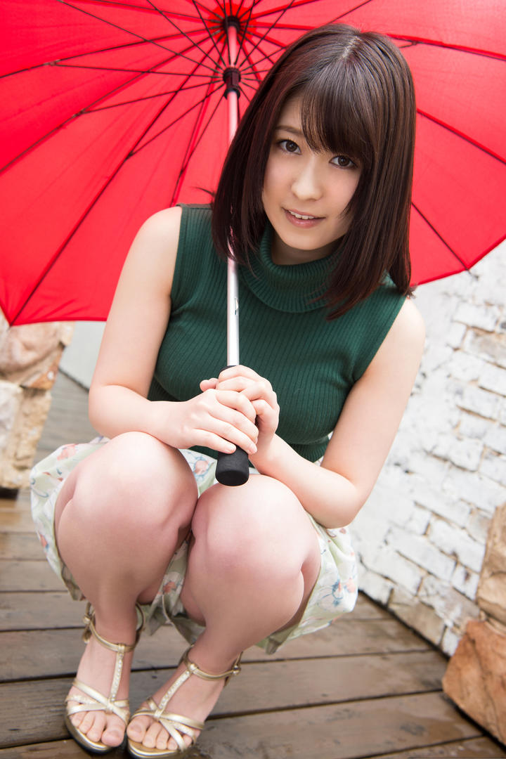 打着红伞的日本mm131美女摄影图片