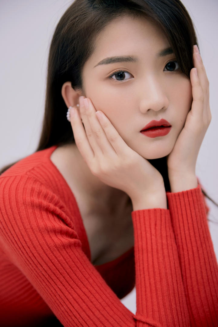 捧着脸的极品红唇美女写真图片