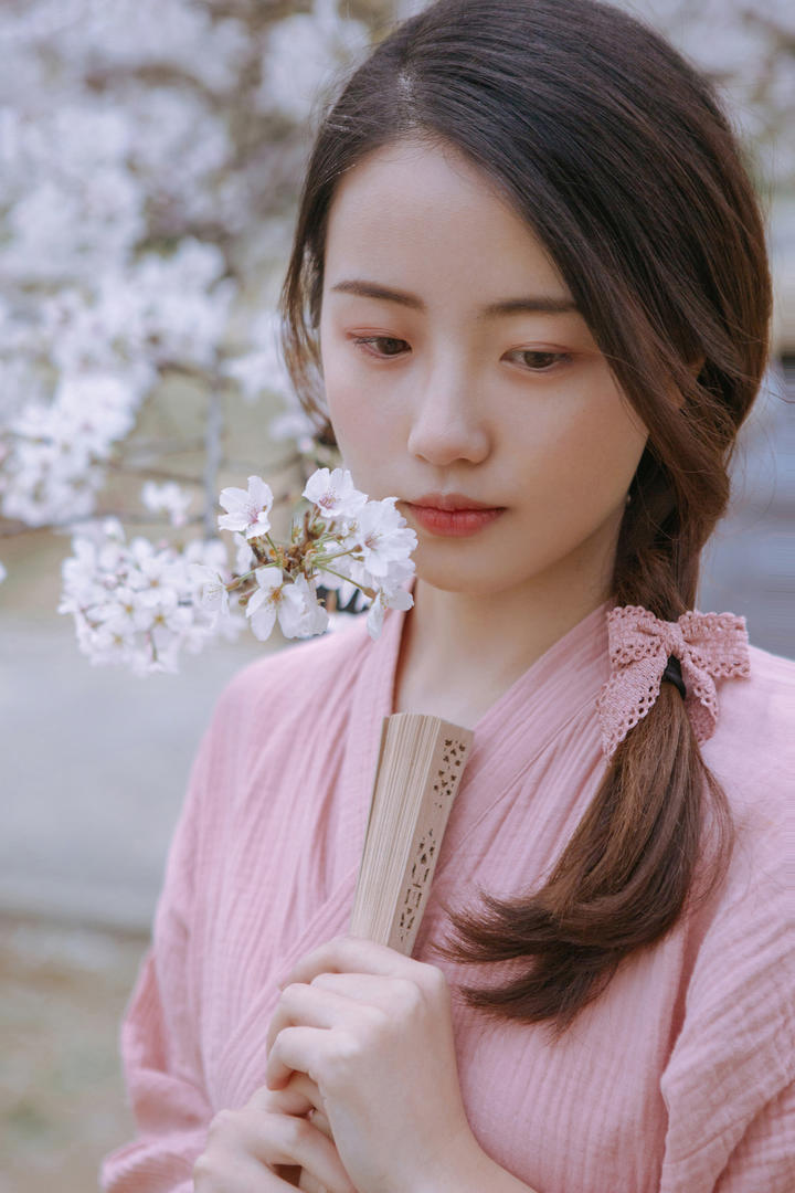 拿着扇子的清纯女生头像小四月图片