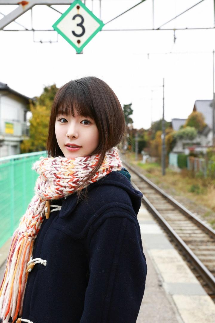 站在铁路边的清纯日本女孩唯美摄影图片