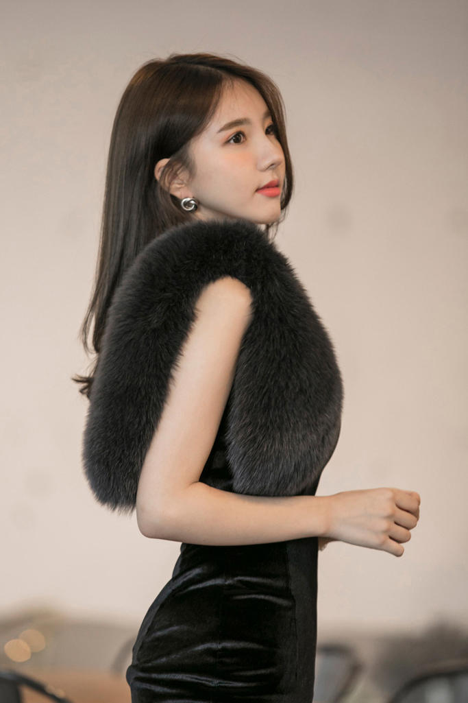 穿着性感包臀裙的韩国美女金孝轩写真