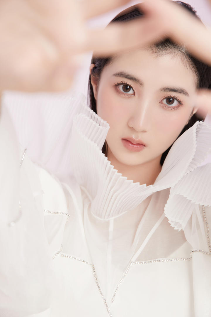 4K高清大眼睛清纯美女模特写真图片