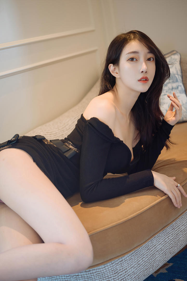 身材高挑的韩国极品美女主播诱惑迷人