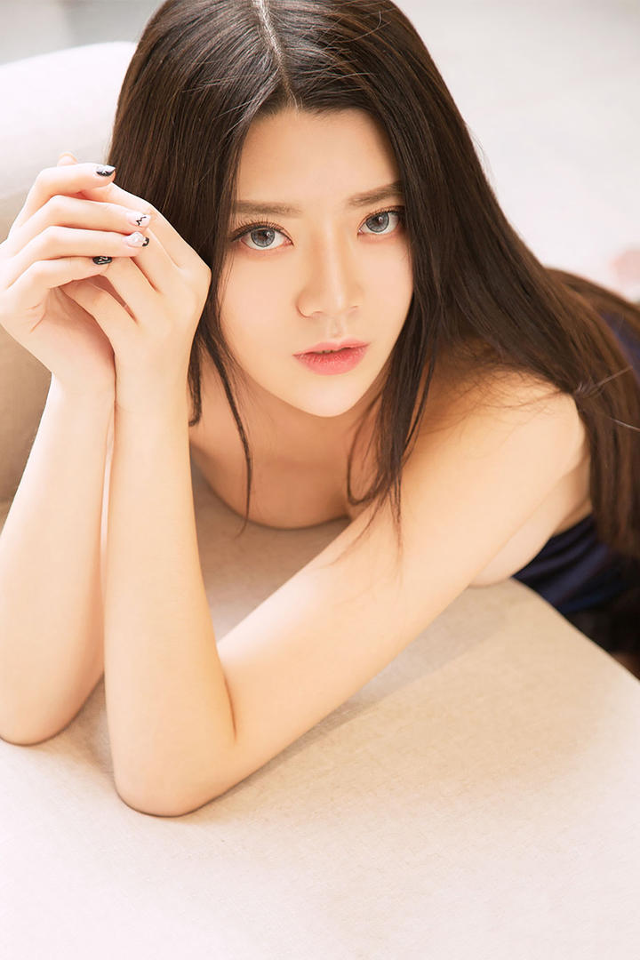 4K超清趴在桌子上的长发美女特写图片
