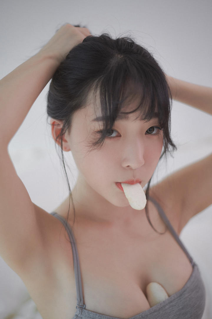 胸大的韩国美女扎头发眼神勾魂艺术照个人写真祼照图片