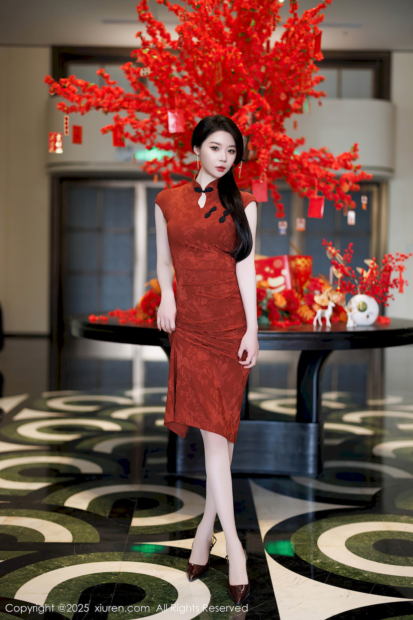 秀人网模特梦心玥红色旗袍服饰高挑身姿性感写真