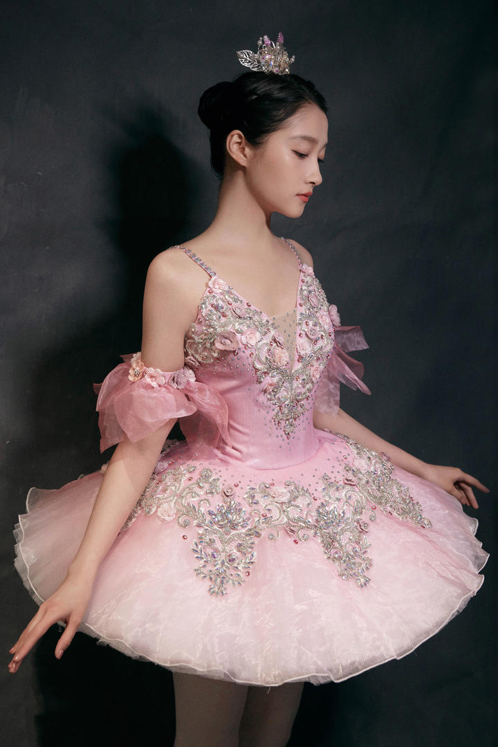 鹿晗的前女友关晓彤穿着芭蕾舞裙高清写真图片