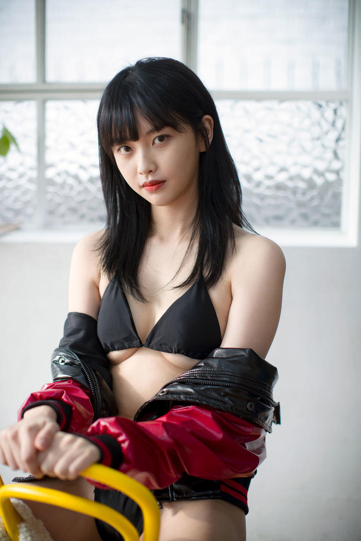 娇小身材的美女车模性感内衣私房照图片