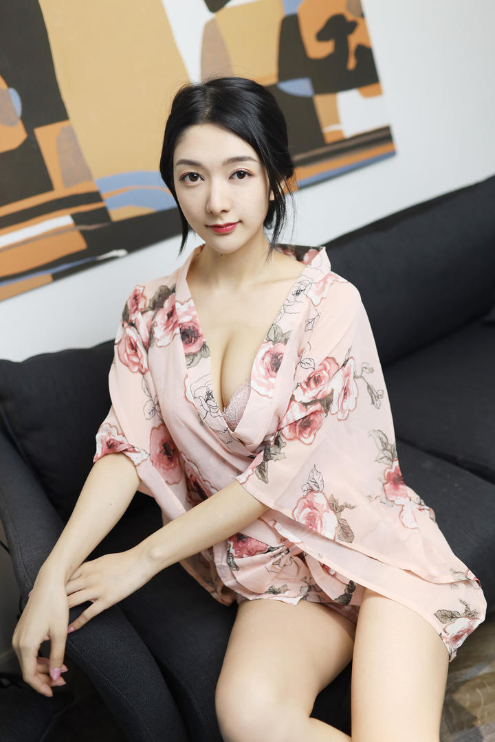 穿着睡袍的性感白嫩美女直播图片