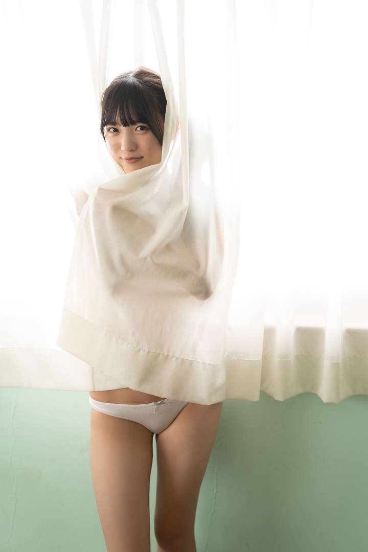 躲在窗帘后的日本美女写真图片