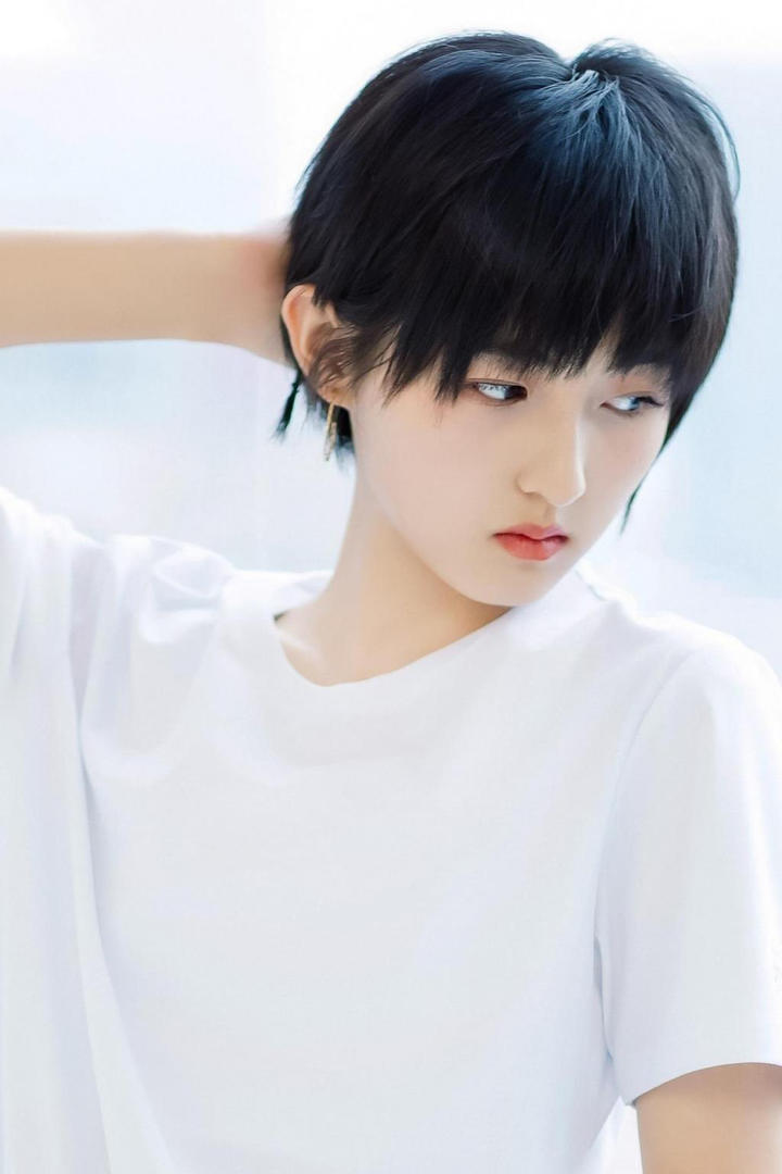 清纯的短发美女明星张子枫图片
