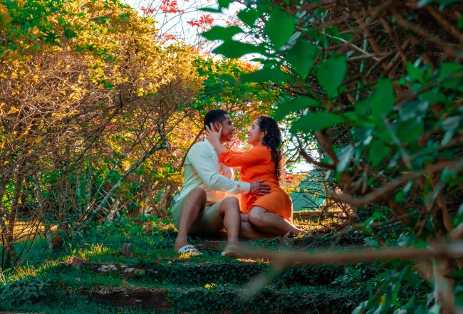 郊野谈情说爱情侣图片