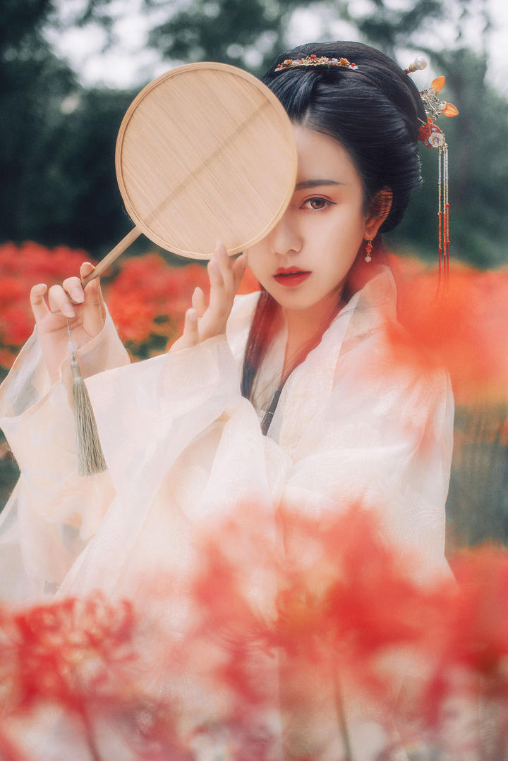 拿着扇子的高清古装美女图片