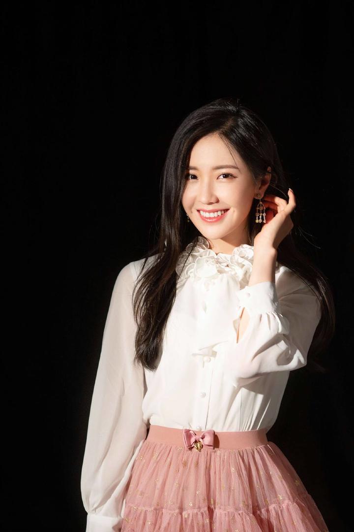 国内女星王艺瑾粉裙甜美高清写真图片