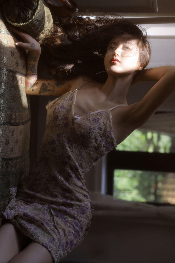 床上的性感妩媚美女大胆写真图片