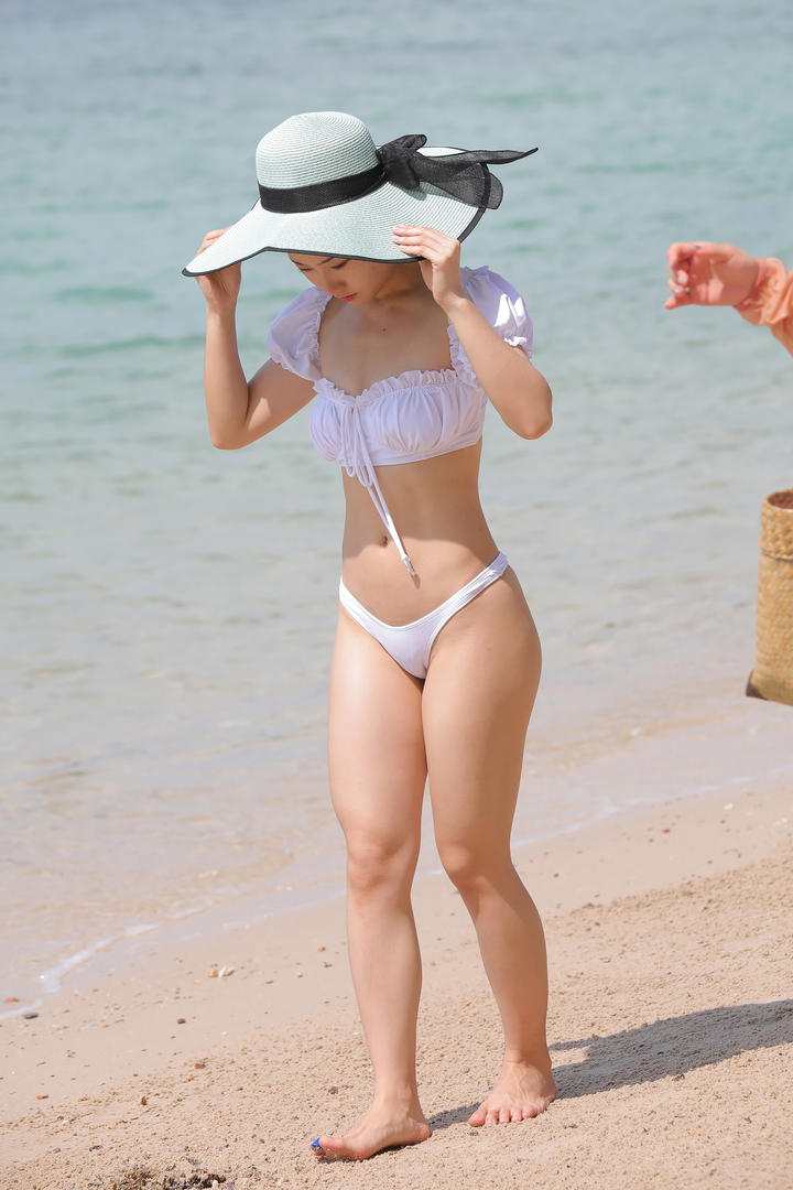 中国泳装美女模特沙滩比基尼写真图片