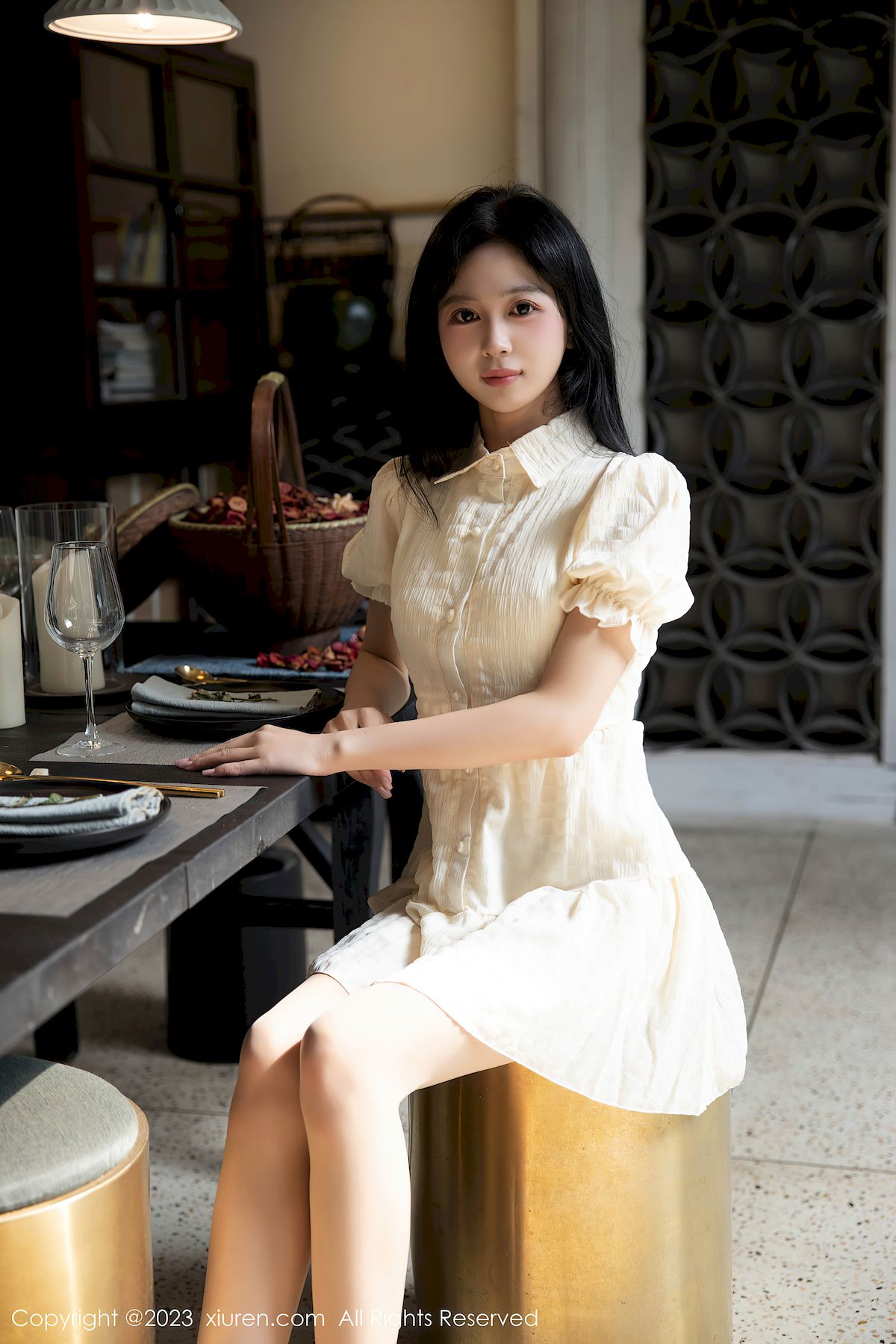 秀人网新人模特糖豆sisi淡黄连衣短裙原色丝袜性感写真