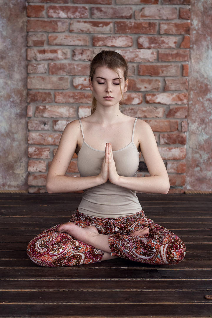 坐在地上做瑜伽的欧美美女图片