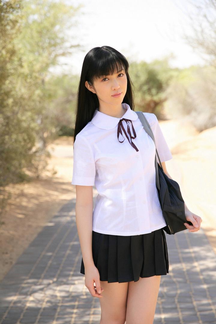 穿超短裙的日本清纯漂亮女高中生街拍美女图片
