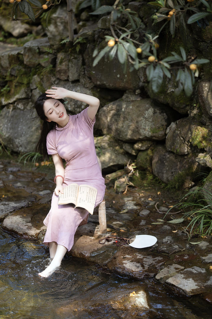 小溪边洗脚的民国气质美女摄影写真图片