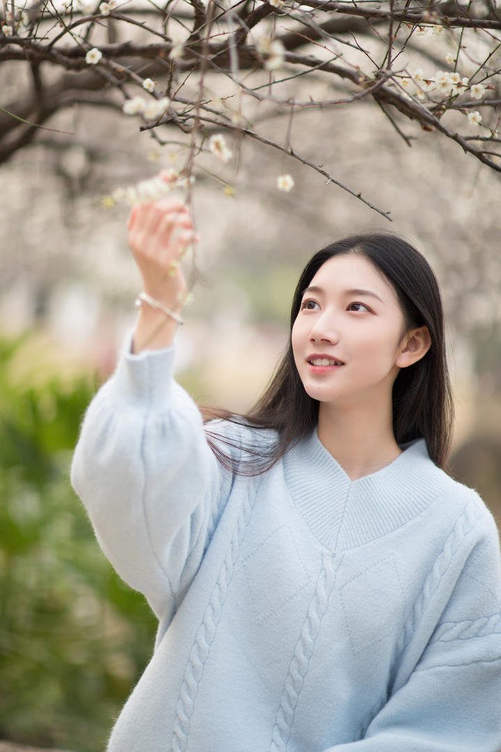 赏花的清纯唯美女生头像晓洁户外写真图片