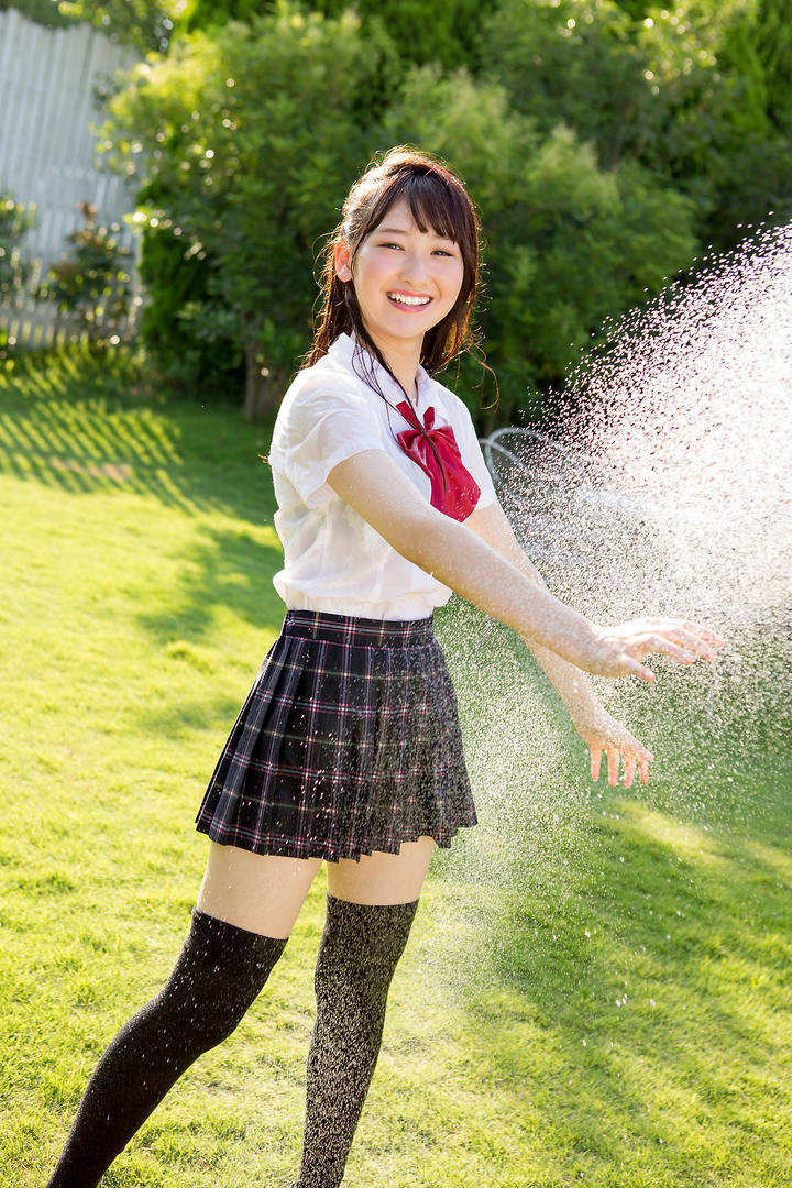 站在草地上的日本清纯美女学生图片