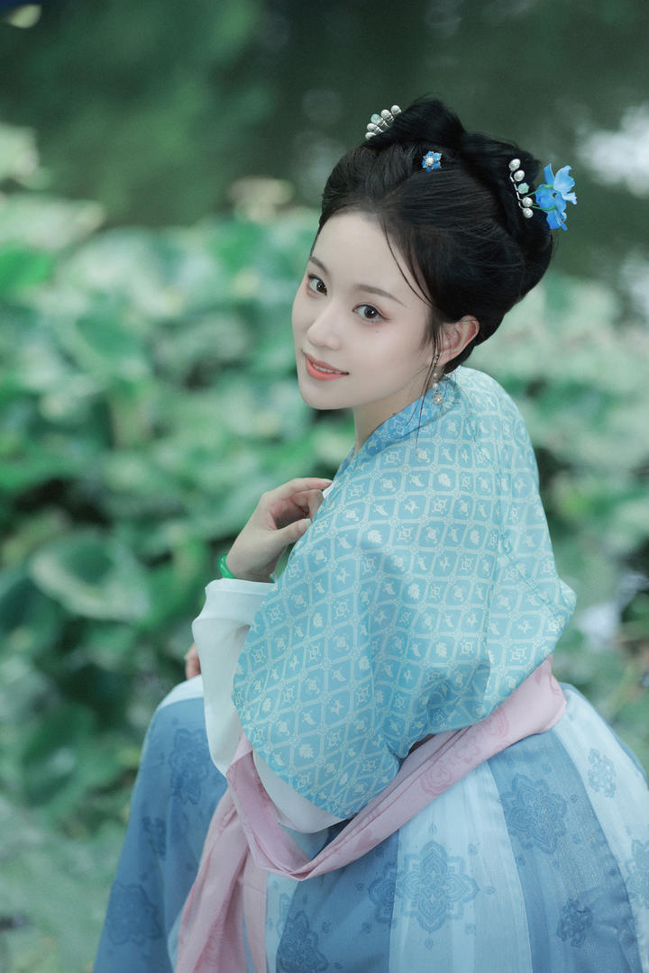 4K高清古典温柔汉服美女艺术照图片