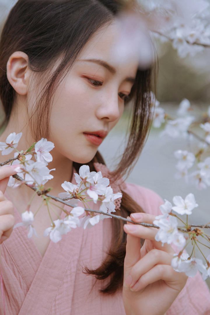 赏花的清纯美女小四月图片