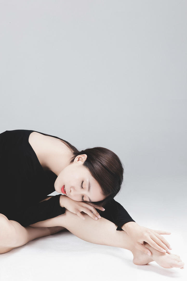 做瑜伽的美女佳美人体艺术写真图片