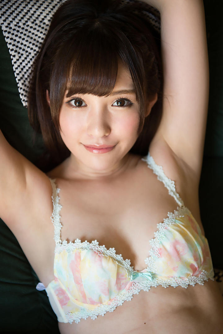 穿着彩色内衣的日本性感模特特写图片