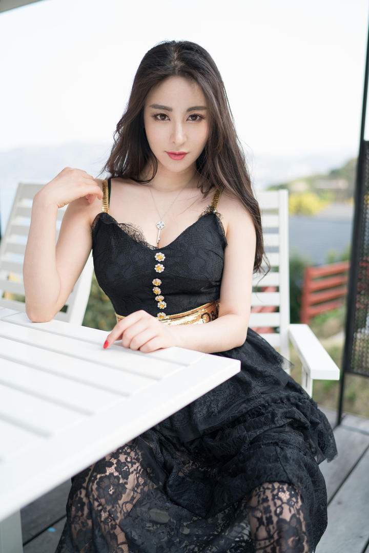 坐在椅子上的超清极品气质美女写真图片