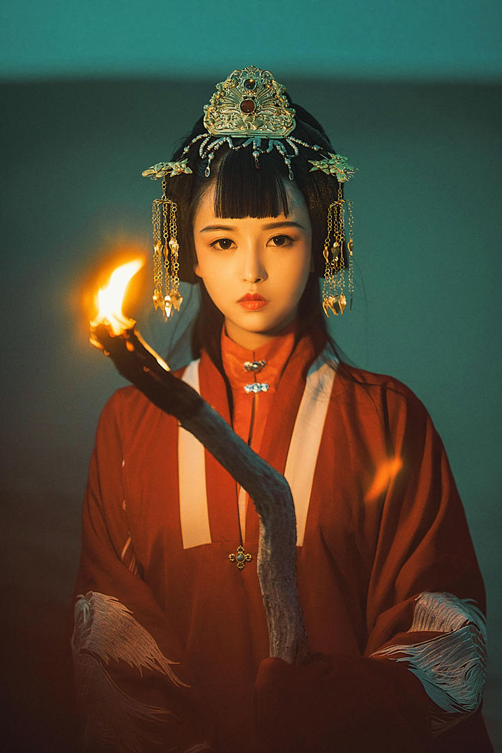 拿着火把的中国古装美女图片