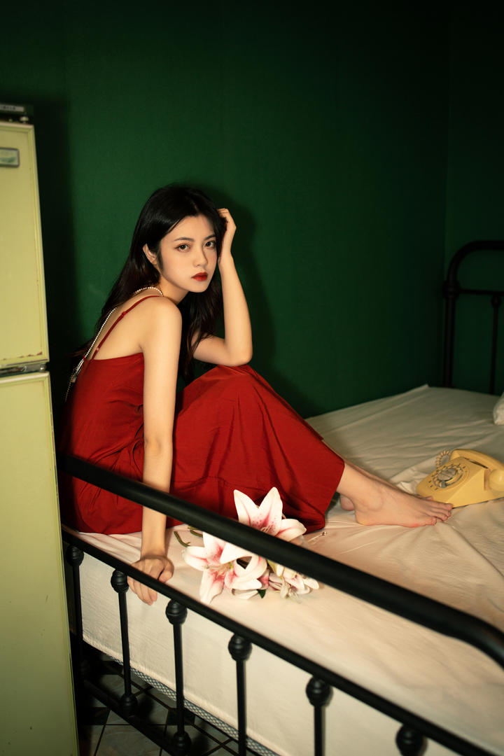 坐在床上的美女复古风艺术照图片