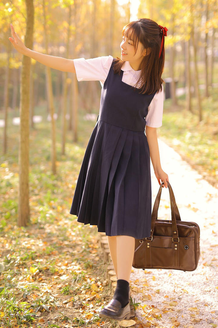 高清森林中的亚洲清纯美女学生写真图片